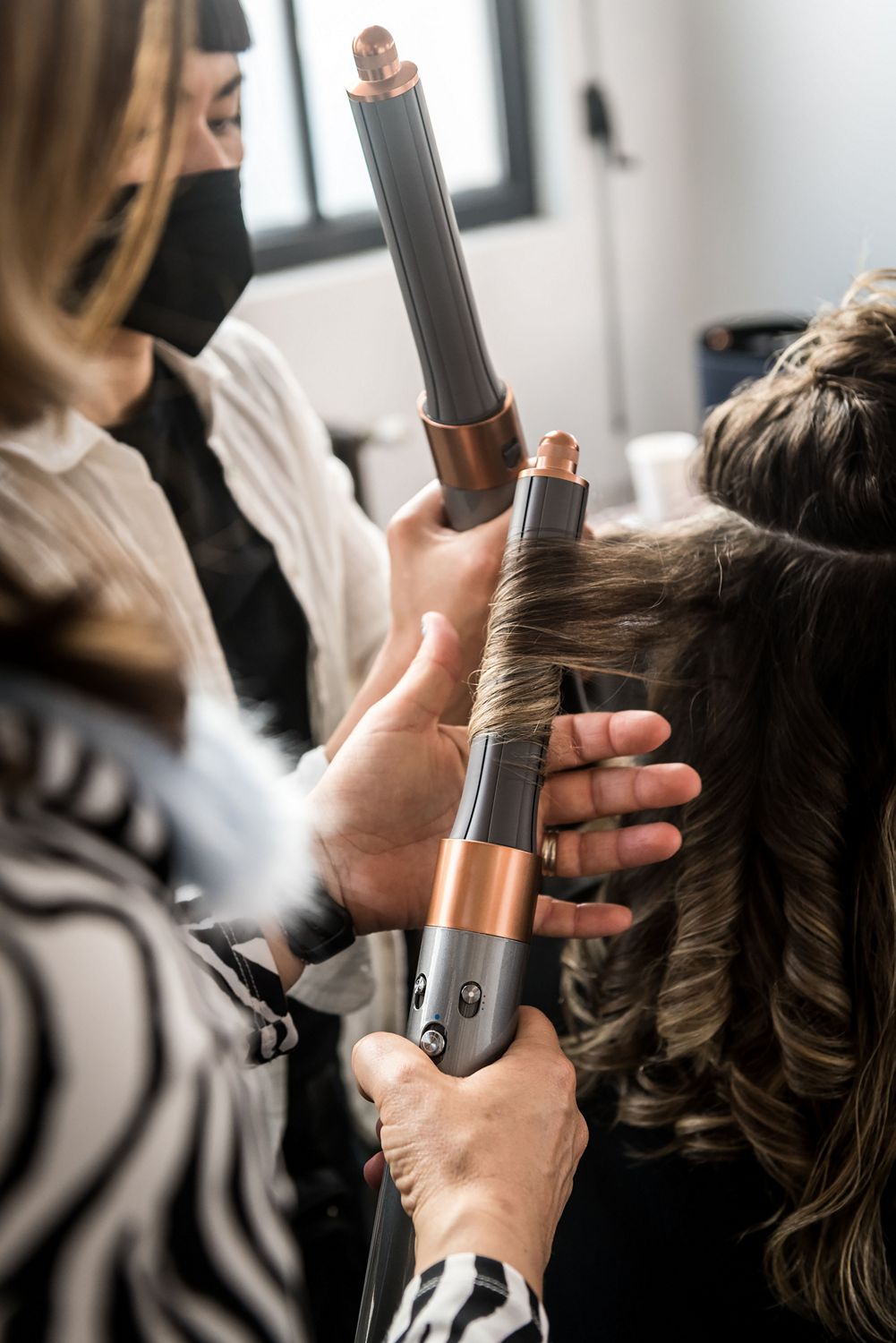 Marie qui se fait coiffer avec la nouvelle génération du Dyson Airwrap pour l'obtention d'un look rock glamour